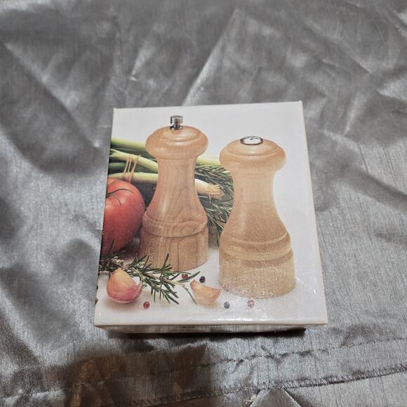 Olde Thompson Saltshaker Pepper Mill Light Wood in Box - Picture 3 of 3